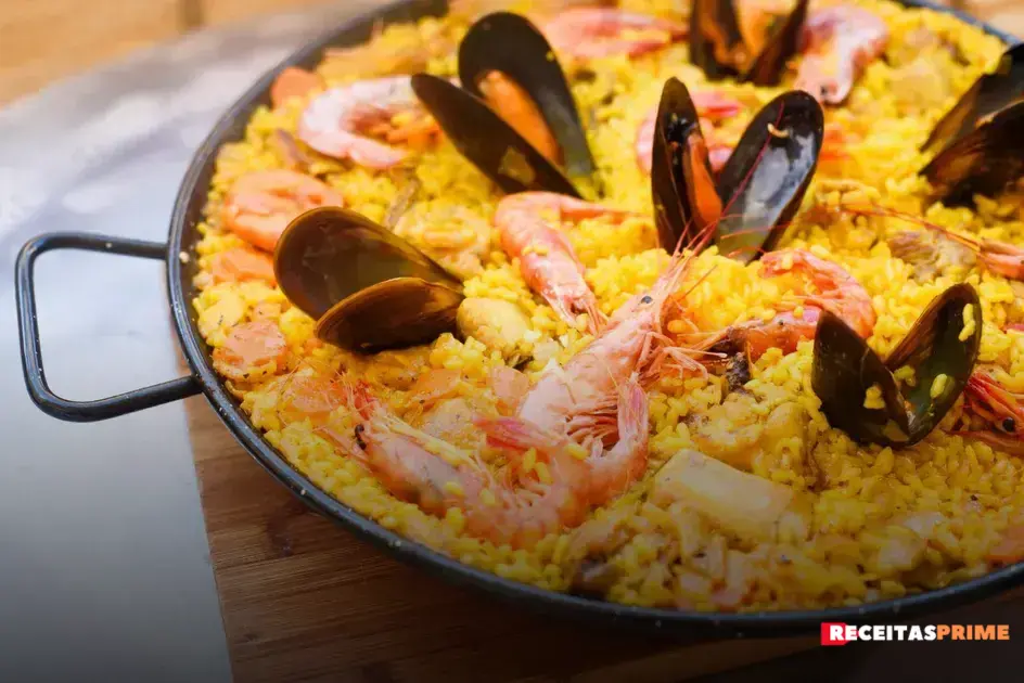 Variações criativas da paella de frutos do mar para surpreender seus convidados