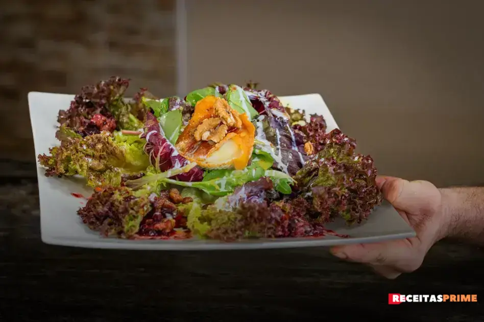 Saiba como fazer uma salada deliciosa para acompanhar seu fricassê de frango