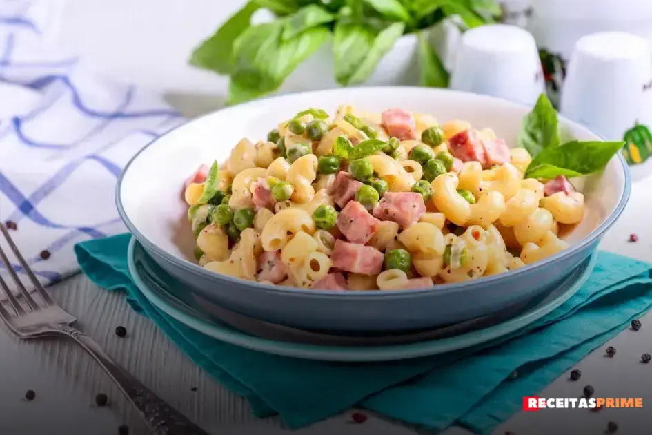 salada de macarrão com atum e ovo